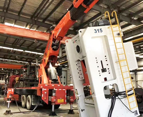 六盘水附近随车吊出租，轻松解决运输难题