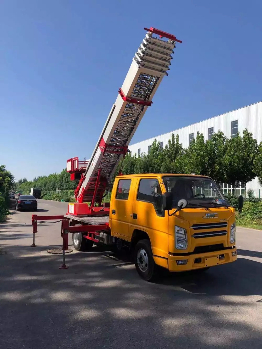 六盘水附近的云梯车出租服务：轻松解决高空作业需求