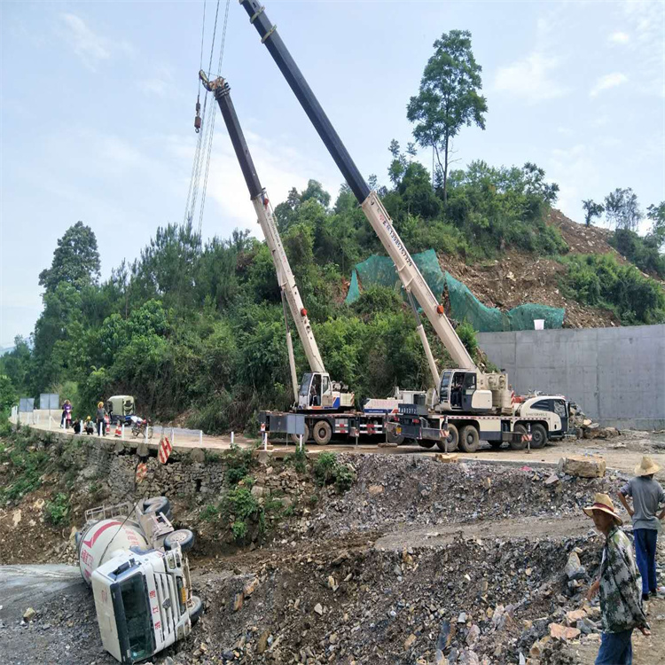 六盘水汽车掉沟里叫吊车救援要多少钱